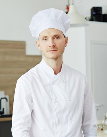 male-chef-PZ4FTHY_cropped.jpg